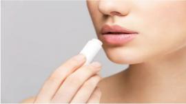 Bật mí cách lựa chọn son cho chị em có làn môi khô