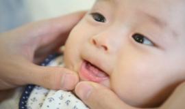 Trẻ sốt mọc răng có nên uống thuốc kháng sinh không?