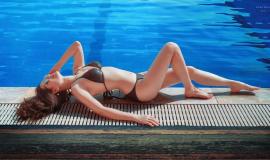 Cách tạo dáng chụp ảnh cực đẹp với bikini khi đi biển