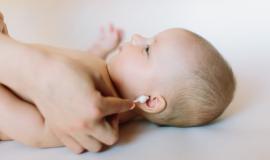Ngoáy tai cho bé bị chảy máu có sao không? Cần làm gì để tránh nguy hiểm đến con