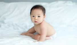 Cho trẻ tập ngồi sớm có bị gù lưng không?