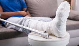 Bị gãy chân tay, gãy xương nên ăn gì và kiêng ăn gì?