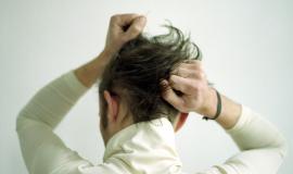 Thói quen nhổ bứt tóc làm sao bỏ dứt điểm?