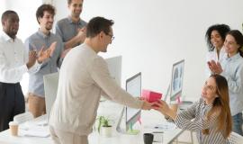Tặng quà sinh nhật cho sếp nữ tạo ấn tượng tốt