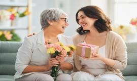 Tặng quà sinh nhật cho mẹ người yêu nên tặng gì?