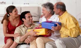 Nên tặng quà gì cho bố mẹ người yêu khi về ra mắt?