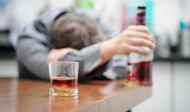 Có nên uống thuốc giải rượu trước khi nhậu không, uống trước bao lâu?