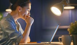 Thức khuya nhiều mà không ăn có giảm cân không?