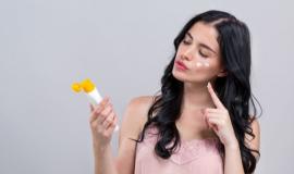 Mách bạn cách thoa lại kem chống nắng khi không trang điểm