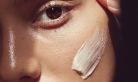 [Giải đáp] Trời mưa có cần bôi kem chống nắng không?