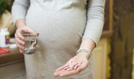 GIẢI ĐÁP: Mẹ bầu mấy tháng thì uống Canxi và DHA?