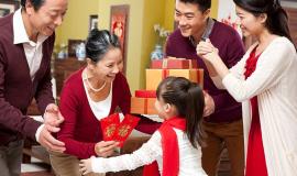 Kinh nghiệm mua quà tết cho người lớn tuổi 2023