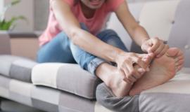 Ngón chân cái bị sưng và đau nhức là dấu hiệu của bệnh gì?
